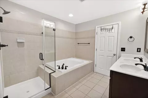Bath - 18733 Falling River Dr, Gaithersburg, MD 20879 photo 4 of 4
