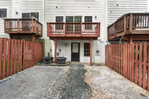 Exterior - 18733 Falling River Dr, Gaithersburg, MD 20879 photo 8 of 9