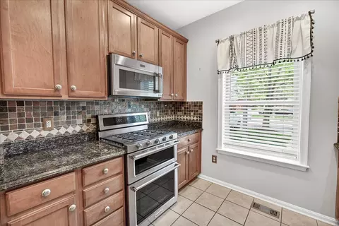 Kitchen - 18733 Falling River Dr, Gaithersburg, MD 20879 photo 5 of 5
