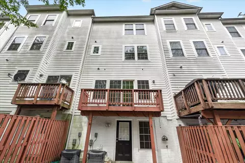 Exterior - 18733 Falling River Dr, Gaithersburg, MD 20879 photo 7 of 9