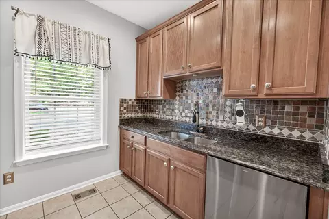 Kitchen - 18733 Falling River Dr, Gaithersburg, MD 20879 photo 3 of 5