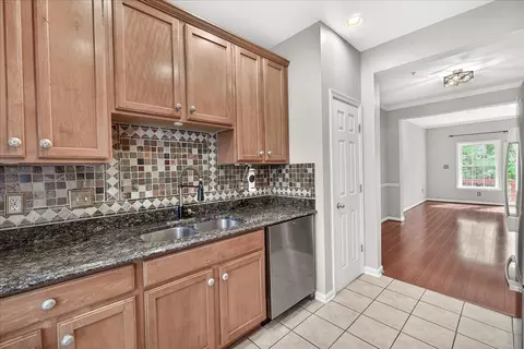 Kitchen - 18733 Falling River Dr, Gaithersburg, MD 20879 photo 4 of 5