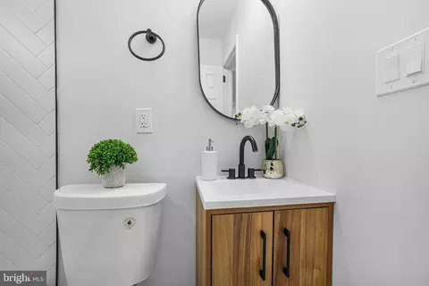 Bath - 4305 Garrett Park Rd, Silver Spring, MD 20906 photo 3 of 5