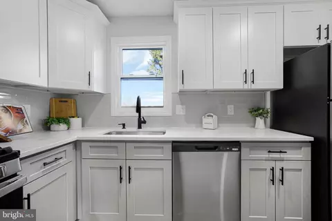 Kitchen - 4305 Garrett Park Rd, Silver Spring, MD 20906 photo 2 of 3