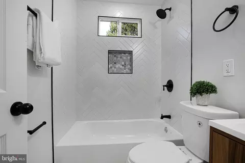 Bath - 4305 Garrett Park Rd, Silver Spring, MD 20906 photo 2 of 5