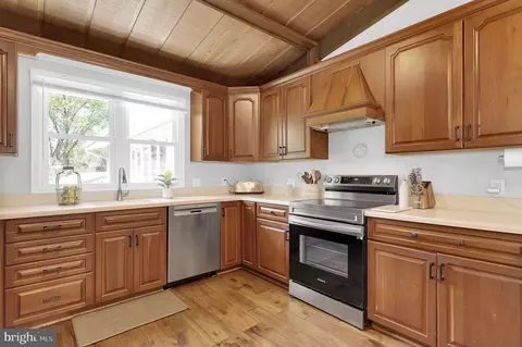 Kitchen - 12420 Deoudes Rd, Boyds, MD 20841 photo 2 of 3