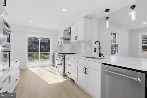 Entry Way - 311 Ellsworth Dr, Silver Spring, MD 20910 photo 6 of 14