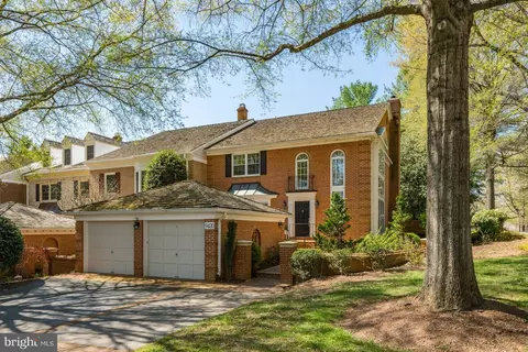 9430 Turnberry Dr, Potomac, MD 20854