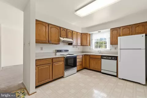 Kitchen - 5 Sonata Ct, Silver Spring, MD 20901 photo 2 of 4