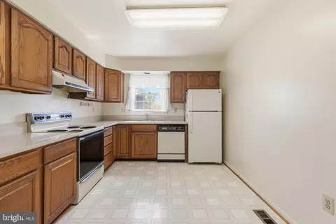 Kitchen - 5 Sonata Ct, Silver Spring, MD 20901 photo 3 of 4