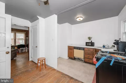 Entry Way - 9813 Braddock Rd, Silver Spring, MD 20903 photo 3 of 12