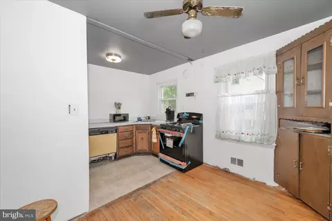 Entry Way - 9813 Braddock Rd, Silver Spring, MD 20903 photo 2 of 12