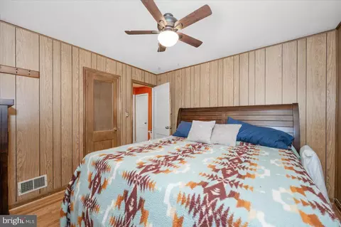 Bedroom - 9813 Braddock Rd, Silver Spring, MD 20903 photo 3 of 5