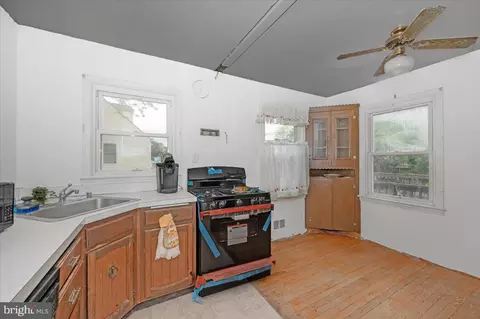 Entry Way - 9813 Braddock Rd, Silver Spring, MD 20903 photo 5 of 12