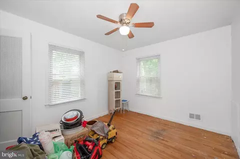 Bedroom - 9813 Braddock Rd, Silver Spring, MD 20903 photo 4 of 5