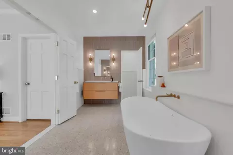 Bath - 14 Stanmore Ct, Potomac, MD 20854 photo 5 of 12