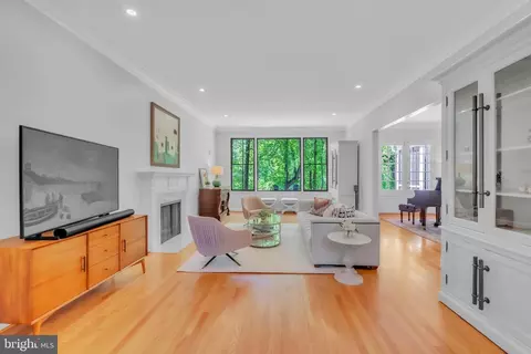 Living - 14 Stanmore Ct, Potomac, MD 20854 photo 4 of 9