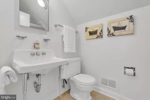 Bath - 14 Stanmore Ct, Potomac, MD 20854 photo 11 of 12