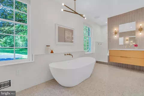 Bath - 14 Stanmore Ct, Potomac, MD 20854 photo 6 of 12