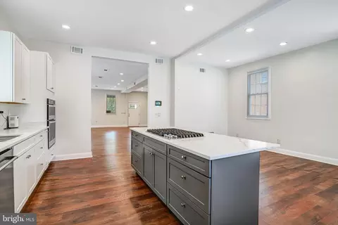 Entry Way - 827 Philadelphia Ave, Silver Spring, MD 20910 photo 1 of 2