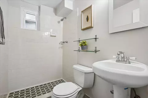 Bath - 104 Belton Rd, Silver Spring, MD 20901 photo 1 of 2