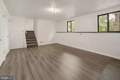 Living - 17628 Collier Cir, Poolesville, MD 20837 photo 3 of 3