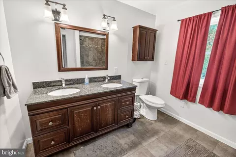 Bath - 17628 Collier Cir, Poolesville, MD 20837 photo 1 of 4