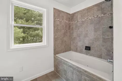 Bath - 17628 Collier Cir, Poolesville, MD 20837 photo 2 of 4