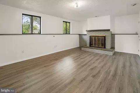 Living - 17628 Collier Cir, Poolesville, MD 20837 photo 2 of 3