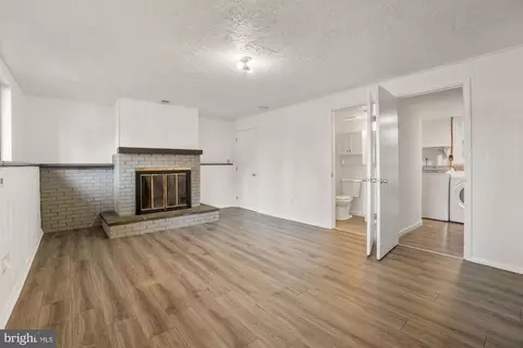 Living - 17628 Collier Cir, Poolesville, MD 20837 photo 1 of 3