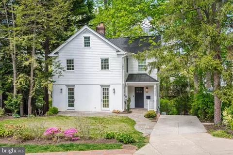 4225 Oakridge Ln, Chevy Chase, MD 20815