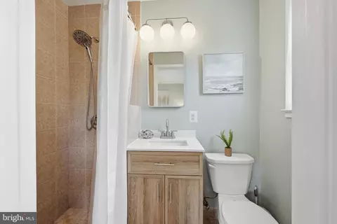 Bath - 1905 Ventura Ave, Silver Spring, MD 20902 photo 2 of 3
