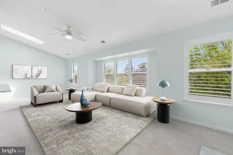 Living - 2610 Camelback Ln #9, Silver Spring, MD 20906 photo 1 of 4
