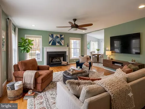 18500 Gingerbread Ln, Gaithersburg, MD 20877