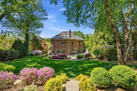 6704 Honesty Dr, Bethesda, MD 20817