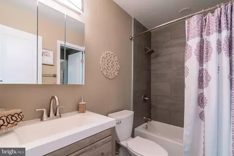 Bath - 1314 Alderton Ln, Silver Spring, MD 20906 photo 3 of 5