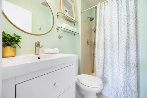 Bath - 10364 Castlehedge Ter, Silver Spring, MD 20902 photo 2 of 3