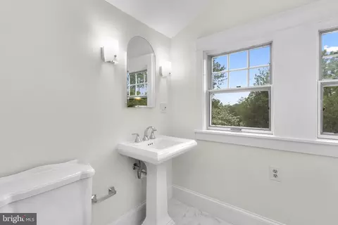 Bath - 9120 Glenridge Rd, Silver Spring, MD 20910 photo 2 of 3