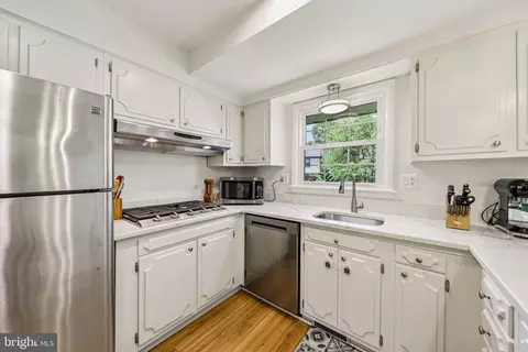 Kitchen - 4 Burket Ct, Silver Spring, MD 20910 photo 4 of 5