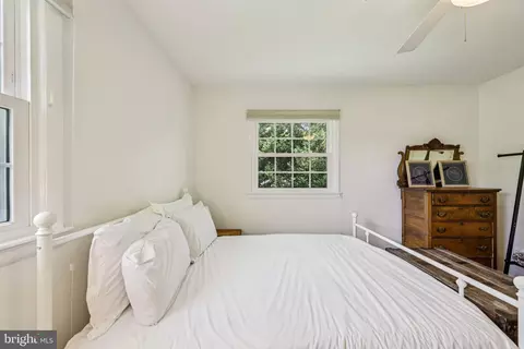 Bedroom - 4 Burket Ct, Silver Spring, MD 20910 photo 6 of 9