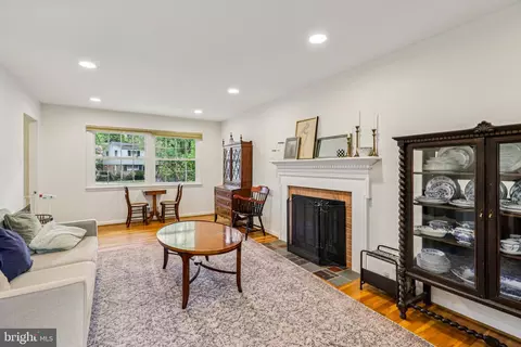 Living - 4 Burket Ct, Silver Spring, MD 20910 photo 2 of 3
