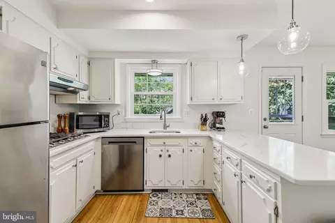 Kitchen - 4 Burket Ct, Silver Spring, MD 20910 photo 2 of 5