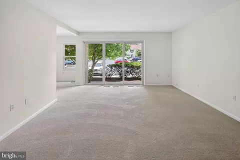 Living - 3406 Chiswick Ct #47-2A, Silver Spring, MD 20906 photo 3 of 4