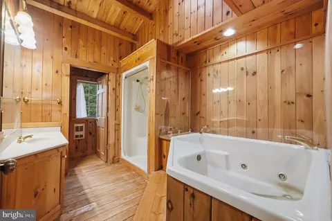 Bath - 21142 Westerly Rd, Poolesville, MD 20837 photo 3 of 4