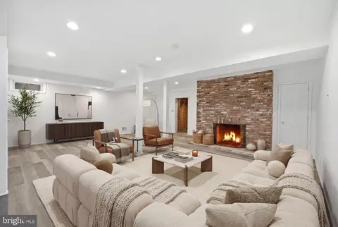 Living - 21142 Westerly Rd, Poolesville, MD 20837 photo 5 of 5