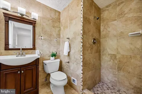 Bath - 11807 Stonington Pl, Silver Spring, MD 20902 photo 2 of 4
