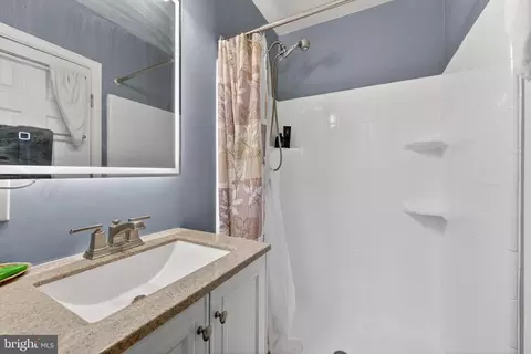 Bath - 1008 Robroy Dr, Silver Spring, MD 20903 photo 2 of 3