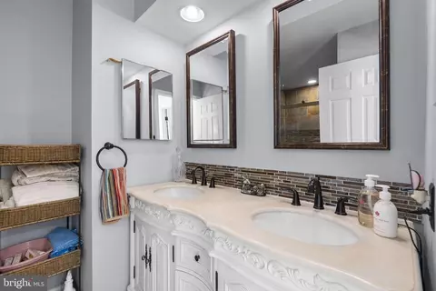 Bath - 3128 Memory Ln, Silver Spring, MD 20904 photo 1 of 4