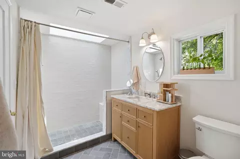 Bath - 1811 Ednor Rd, Silver Spring, MD 20905 photo 2 of 3