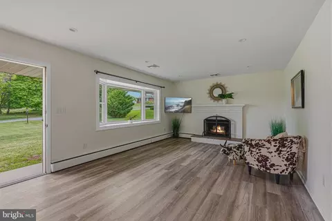 Living - 10316 Sunset Dr, Damascus, MD 20872 photo 1 of 3